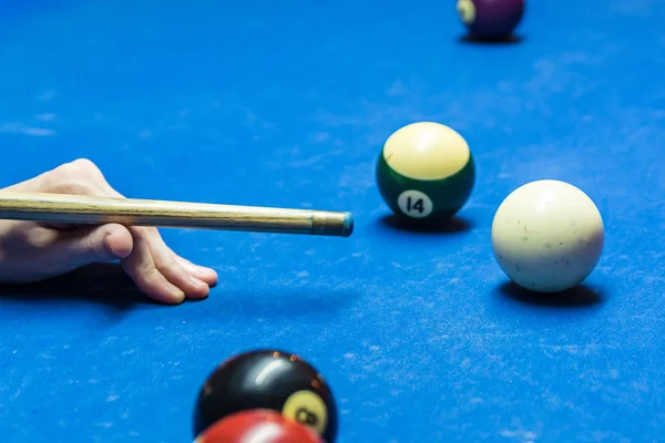 Biljart cue en ballen — Stockfoto