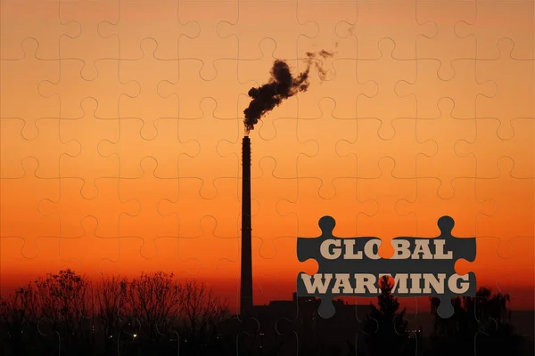 落日余晖中的废渣焚化炉烟囱出了一道难题 背后是全球变暖的题词 — 图库照片