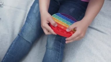 Popit hareketli oyuncak kızların elinde