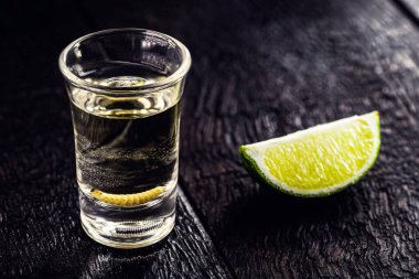 Aslen Oaxaca eyaletinden gelen egzotik bir Meksika içeceği olan larva ve solucanlı tekila olarak bilinir.