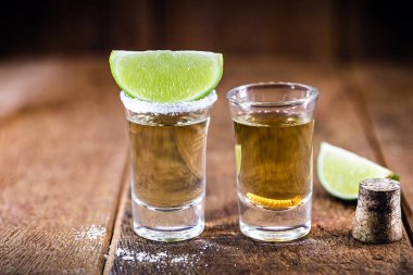 Tipik Meksika içecekleri, tuz ve limonla servis edilen tekila, bir mezcal (ya da meskal), larva ya da solucanlı tekila olarak bilinir, gastronomik Meksika kültürü
