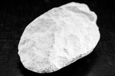 İzole edilmiş siyah arka plandaki Kaolin, kimyasal olarak durağan bir inorganik mineraldir.