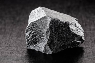 Demir cevheri taşları, izole edilmiş siyah zemin üzerinde, endüstride kullanılır, demir cevheri ihracat ve ithalat için kullanılır..