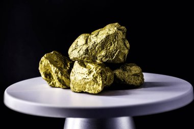 Elektronik ölçekte altın taş. Endüstride kullanılan metal. Mineral çıkarma kavramı.