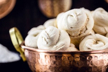 Ev yapımı kurabiyeli bakır tencere, iç çekme, ayrıca merengue, Brezilya ve Fransız mutfağı olarak da bilinir.