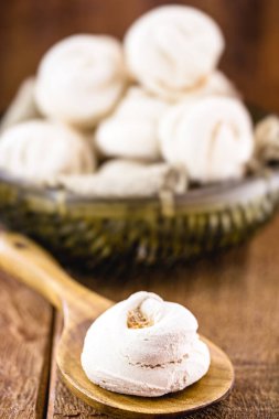 Brezilya 'nın tipik ev yapımı bisküvisi. Dayak yemiş beyaz ve şekerden yapılmış. Fast food