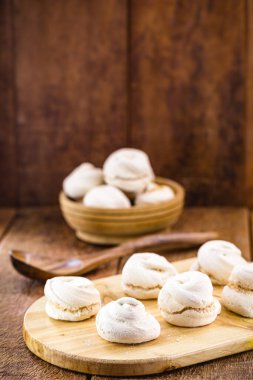 Ev yapımı kurabiyelerin porsiyonu, adı krema veya iç çekme, tipik şekerli yumurta sarısı keki.