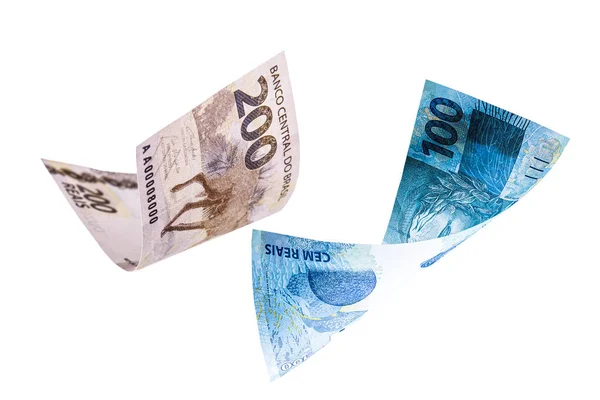 ブラジルの紙幣200枚と100枚が落下し 200枚と100枚が白い背景でブラジルからの紙幣で 落下し 金融危機の概念 — ストック写真