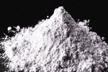 Dolomit tozu. Kalsiyum ve magnezyum açısından zengin, kil benzeri bir dokusu olan bir mineraldir. Kireçtaşı kayalarından elde edilen toz, güzellik tedavilerinde kullanılır.