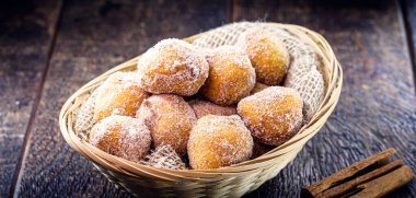 Fritule olarak bilinen kızarmış tatlı hamur tatlısı, Adriyatik kıyısının tipik bir tatlısıdır.