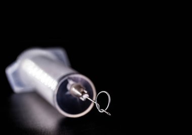 İğnede düğüm olan şırınga ya da enjeksiyon, aşı karşıtı hareketin büyümesine ilişkin kavramsal görüntü