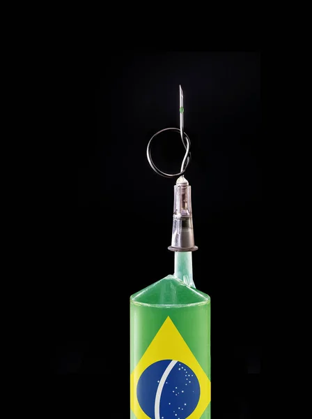 Jeringa Inyección Médica Con Bandera Brasil Sobre Fondo Negro Concéntrate — Foto de Stock