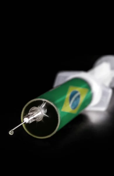 Jeringa Inyección Médica Con Bandera Brasil Sobre Fondo Negro Concéntrate — Foto de Stock