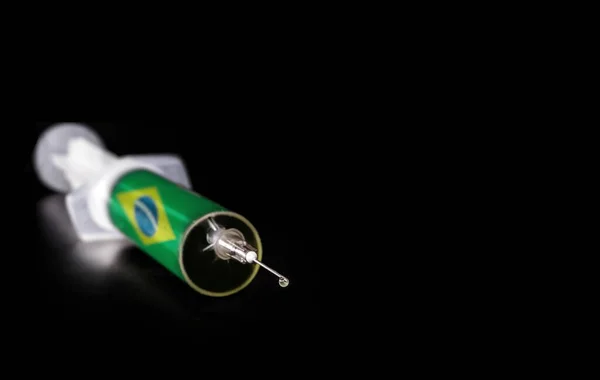 Шприц Або Медична Єкція Прапором Бразилії Розмитому Чорному Тлі Зосередься — стокове фото