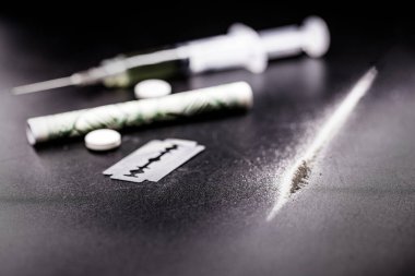 Kokain ve eroin, uyuşturucu, şırıngalı görüntü, beyaz toz, yasadışı haplar. Toksik maddeler, bağımlılık ve kimyasal bağımlılık