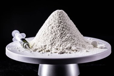 Kokainin çok ve porsiyonu elektronik ölçekte tartılmakta, uyuşturucu kaçakçılığı ve uyuşturucu üretimi