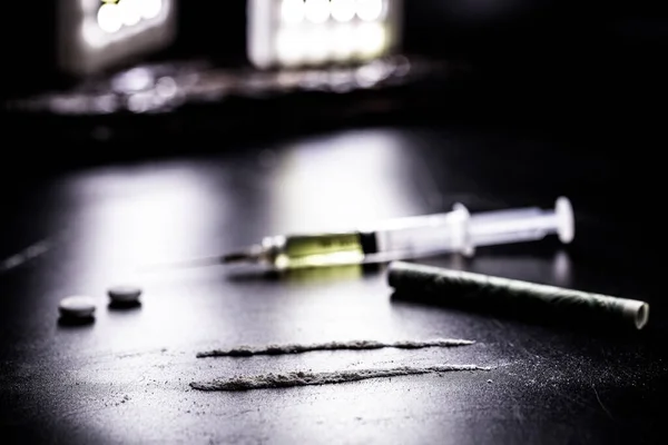 Baris Atau Baris Kokain Obat Obatan Ilegal Dalam Pengaturan Gelap — Stok Foto