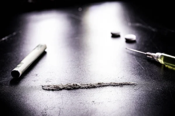 Baris Atau Baris Kokain Obat Obatan Ilegal Dalam Pengaturan Gelap — Stok Foto