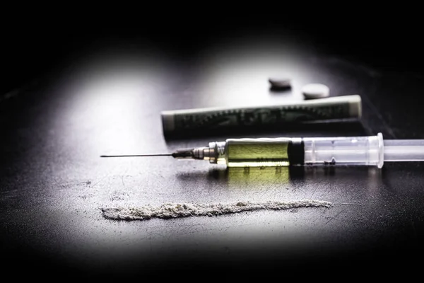 Uyuşturucu Narkotik Siyah Arka Planda Yasadışı Uyuşturucu Eroin Şırıngası Haplar — Stok fotoğraf