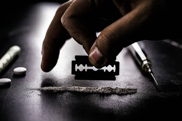 Separando Con Una Hoja Una Porción Cocaína Polvo Blanco Para — Foto de Stock