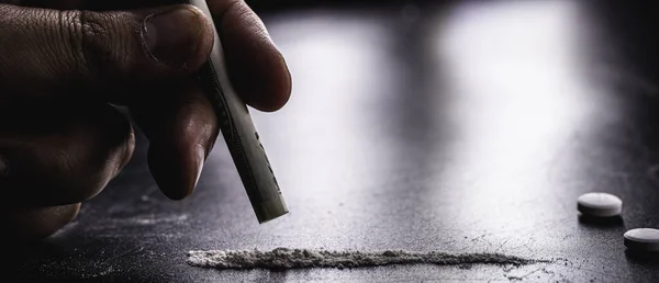 Bir Porsiyon Kokain Çekmek Için Para Kamışı Solunacak Beyaz Toz — Stok fotoğraf