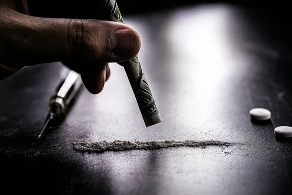 Bir Porsiyon Kokain Çekmek Için Para Kamışı Solunacak Beyaz Toz — Stok fotoğraf