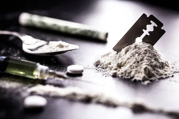 Sıralı Sıralı Tozlu Kokain Test Edilecek Yanında Salya Şırıngalar Olacak — Stok fotoğraf
