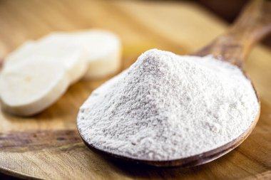 Manyok unlu ahşap kaşık. Brezilya mutfağında kök kullanılır, adı macaxeira, cassava, castelinha, uaipi, tatlı cassava, maniva, maniveira ve kötü ekmek.