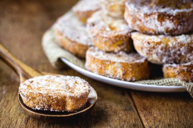 Antika bakır bir kaymağın içinde tarçınlı ya da şekerli kızarmış ekmek. Brezilya 'da Rabanada, Portekiz' de altın dilimi ve İspanya 'da torrijas denir.