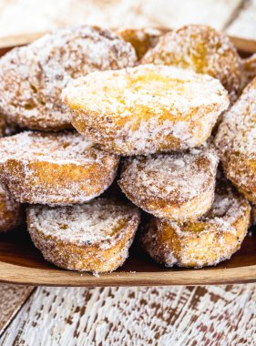 Şekerli ve tarçınlı kızarmış ekmek. Rabanada, Torrija ya da altın ekmek denilen tatlı. Yemek pişirme Brezilya, Portekiz ve İspanya