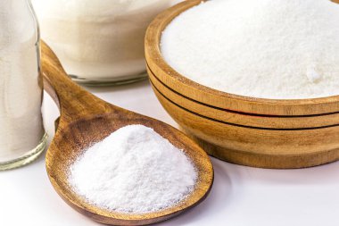 İzole edilmiş beyaz arka planda sodyum bikarbonat, kristal tozlarda kimyasal bileşik, antiasit veya maya olarak kullanılır.