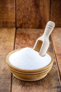 Ahşap bir kaşıkta kabartma tozu (kabartma tozu), rustik arka plan