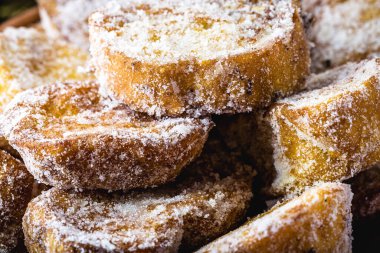 Altın dilim olarak bilinen bir tatlı, bir dilim kuzu, yumurtalı ekmek, yumurtalı ekmek, Fransız tostu, acı Perdu.