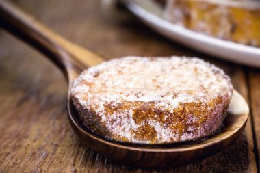 Altın dilim olarak bilinen ekmek tatlısı, kuzu dilimi, yumurtalı ekmek, yumurtalı ekmek, Fransız tostu, acı Perdu. Şeker ve yumurta gibi malzemelerin etrafında...