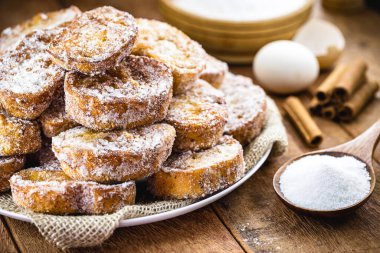 Altın dilim olarak bilinen ekmek tatlısı, kuzu dilimi, yumurtalı ekmek, yumurtalı ekmek, Fransız tostu, acı Perdu. Şeker ve yumurta gibi malzemelerin etrafında...