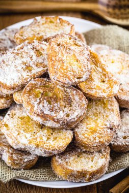 Altın dilim olarak bilinen ekmek tatlısı, kuzu dilimi, yumurtalı ekmek, yumurtalı ekmek, Fransız tostu, acı Perdu. Tipik ev yapımı tatlı Dob Rasil, Portekiz, İngiltere ve İspanya.