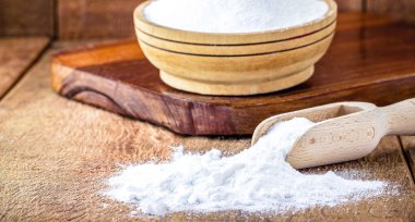 Tahta kaşıkla kabartma tozu. Endüstride ve pişirmede kullanılan kimyasal bileşik. Anti asit ya da maya olarak.