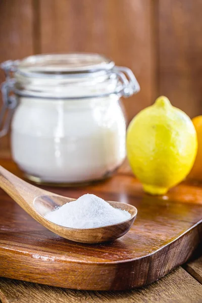 Maceta Vidrio Con Bicarbonato Sodio Cuchara Medir Madera Con Frutas — Foto de Stock