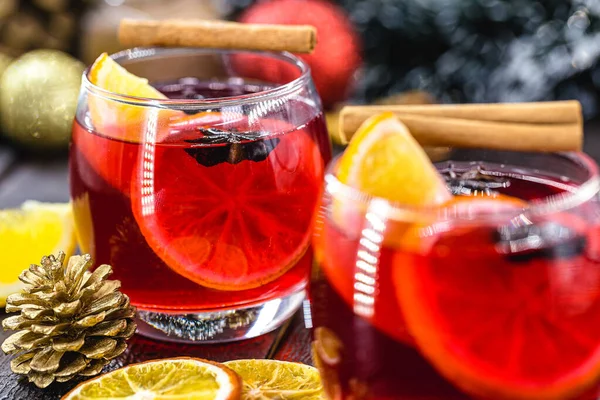 Κρασί Κράνμπερι Κανέλα Πορτοκάλι Και Γλυκάνισο Χριστούγεννα Πρωτοχρονιά Χειμερινό Ποτό — Φωτογραφία Αρχείου