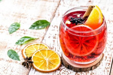 Sıcak kış içeceği, sıcak noel şarabı, tarçın içeceği, şarap ve narenciye meyvesi. Sıcak şarap, İspanyol sangria, glogg ve Glhwein.