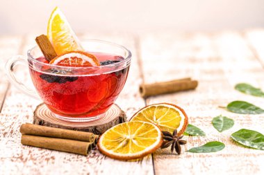 İspanyol sangriası, Noel ve Yeni Yıl 'da şarap, tarçın ve narenciye ile servis edilen sıcak kış içeceği.