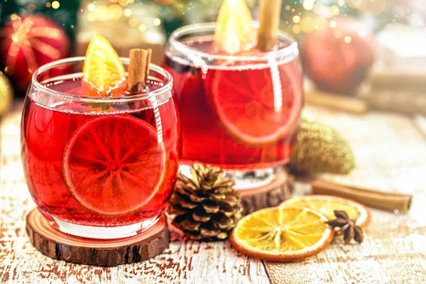Miękkie Czerwone Wino Przyprawami Świątecznymi Owocami Rustykalnym Drewnianym Stole Kolorami — Zdjęcie stockowe