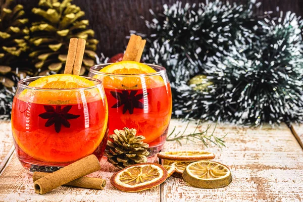 Świąteczne Napoje Sangria Lub Grzane Wino Jabłkami Pomarańczami Granatami Paluszkami — Zdjęcie stockowe