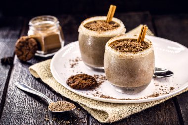 Buzlu çikolatalı mus, tipik yaz tatlısı, ev yapımı talaşlı soğuk çikolata.