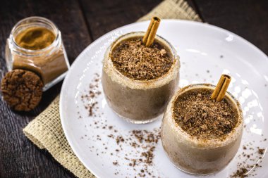 Soğuk çikolatalı tatlı, ev yapımı çikolatalı dondurma kanat lezzeti, gurme dondurma.