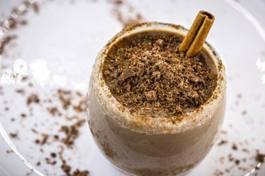 Soğuk çikolatalı tatlı, ev yapımı çikolatalı dondurma kanat lezzeti, gurme dondurma.