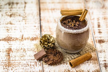 Bir fincan ev yapımı sıcak çikolata, şeker ve tarçınlı, Noel veya kış içeceği