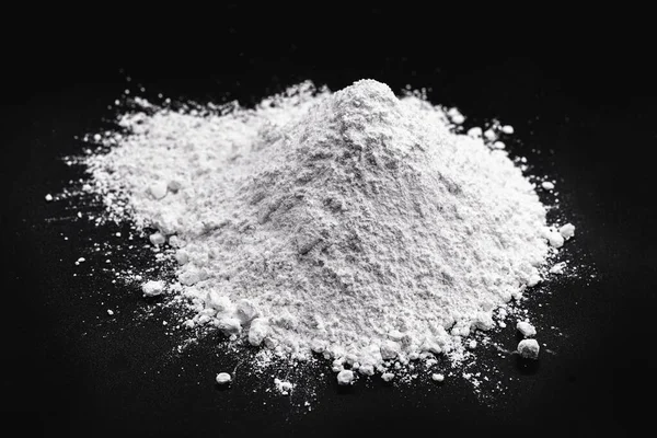 Magnezyum oksit, mineral magnezyumun kalsinasyonundan elde edilen doğal bir üründür, sindirim sistemini güçlendirir. İlaç ya da eczane kavramı.