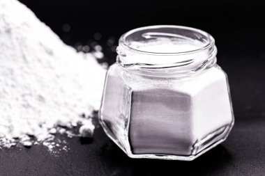 anhidrous monokalsiyum fosfat ticari kullanım için kimyasal olarak üretilir. Gıda endüstrisinde tampon, onarım maddesi, kimyasal maya, mineral takviyesi ve besin olarak kullanılır..