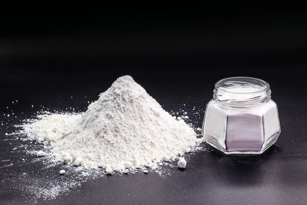 无水磷酸钙是通过化学方法生产的 用于商业用途 在食品工业中用作缓冲剂 固定剂 化学酵母 矿物质补充剂和营养物质 — 图库照片